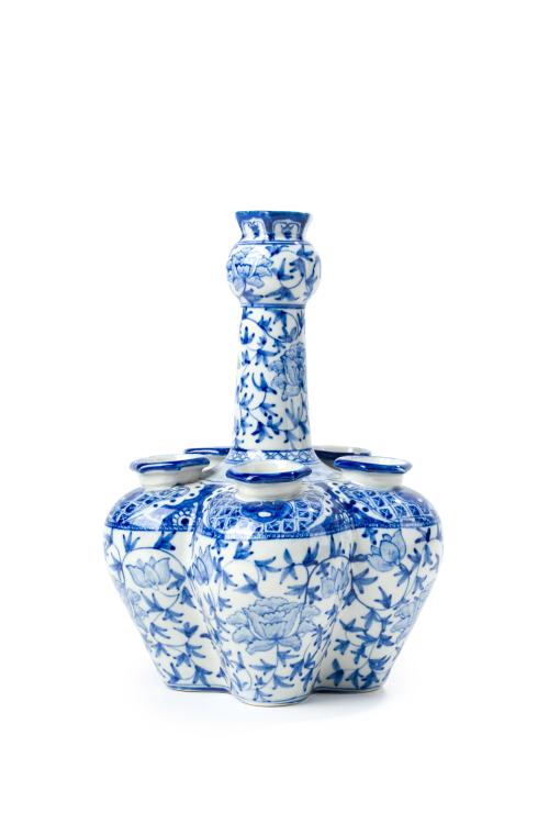 Tulipanero en loza esmaltada en azul y blanco siguiendo mod