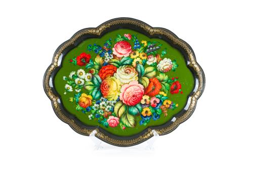 Lote de dos bandejas ovaladas en metal con decoración lacad