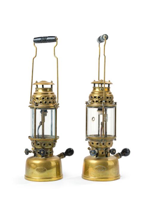 Pareja de lámparas antiguas de presión de petróleo de la ma