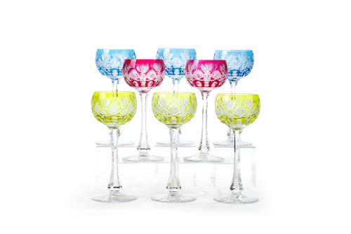 Juego de ocho copas de cristal de Bohemia tallado y esmalta