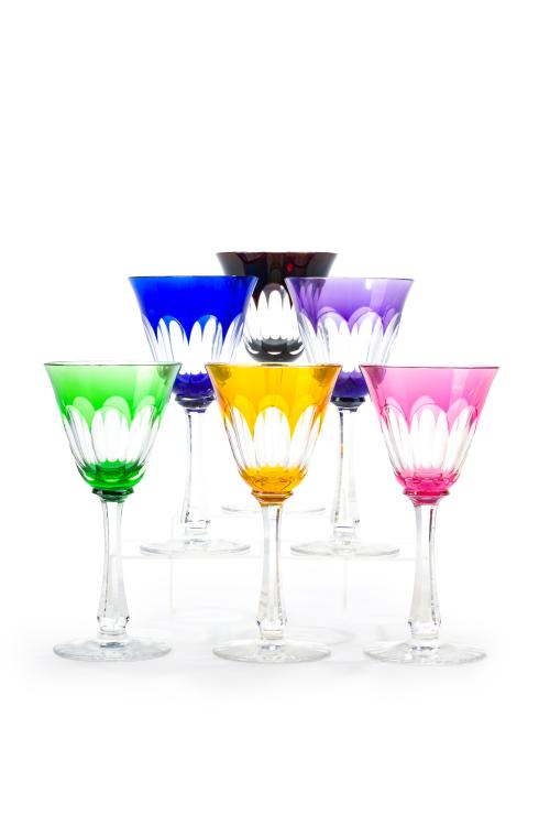Juego de seis copas de cristal tallado de diferentes colore