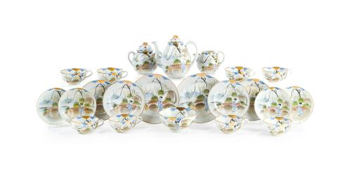 305   -  <p><span class="object_title">Juego de te japonés en porcelana, c.1920<br/>Con decoración esmaltada de escenas paisajísticas tradicionales y detalles en oro. Compuesta por: 8 tazas con 12 platitos, 2 platos de merienda, 1 cuenco, tetera, lechera y  azucarero.</span><br></p>