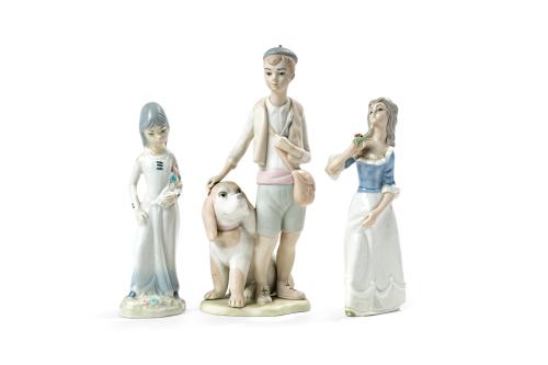 Lote de tres figuras en porcelana. Una de ellas represent
