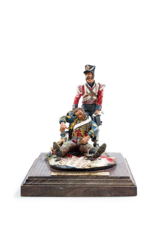 Escultura en bronce pintado representando a dos soldados fr