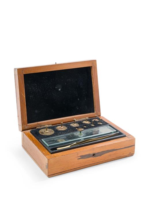 399   -  <p><span class="object_title">Cajita en madera con instrumentos de pesado. </span><br></p>