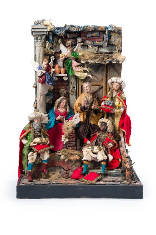 435   -  <p><span class="object_author">ESCUELA ITALIANA. Siglo XX - Nacimiento siguiendo modelos del siglo XVIII, Nápoles, S. XX.<br/>Compuesto por el Misterio,los tres Reyes Magos y dos ángeles.<br/>Figuras realizadas en cerámica policromada,  trajes de seda y pasamanería,  y elementos arquitectónicos de corcho y otros materiales.<br/></span></p>