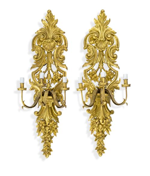 279   -  <p><span class="object_title">Pareja de apliques de tres luces, s. XX<br/>En madera tallada y dorada con decoracion de flores y motivos vegetales. </span><br></p>