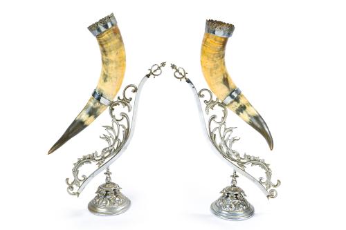 Pareja de cuernas en asta con monturas en plateado. 