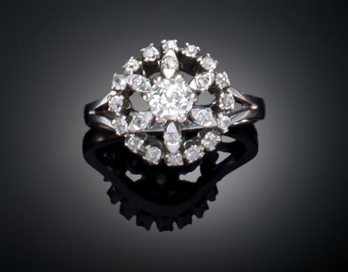 SORTIJA ROSETA CON DIAMANTES EN ORO BLANCO DE 18 K