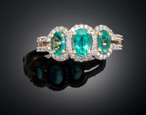 SORTIJA TRESILLO CON ESMERALDAS Y DIAMANTES EN ORO AMARILLO