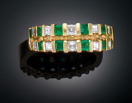 SORTIJA MEDIO RIEVER, DOBLE MONTURA AMERICANA CON ESMERALDA