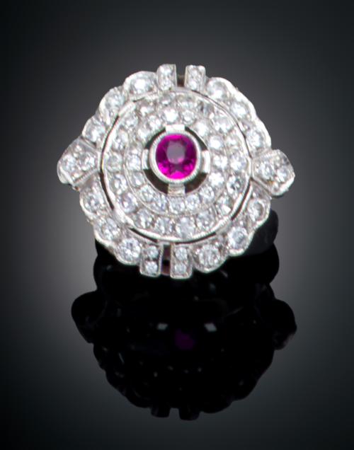 SORTIJA ESTILO ANTIGUO, DISEÑO OJO DE PERDIZ CON RUBÍ Y DIA