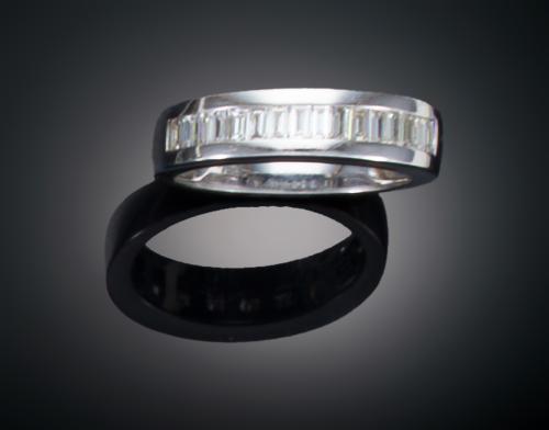 SORTIJA MEDIO RIVIER DE BAGUETTE EN ORO BLANCO DE 18 K