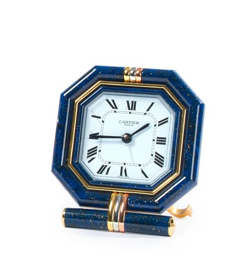 1150   -  <p><span class="object_title">RELOJ DESPERTADOR OCTOGONAL DE CARTIER  CON LAPISLÁZULI EN METAL CHAPADO EN ORO</span></p>