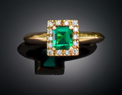 SORTIJA CON ESMERALDA Y DIAMANTES EN ORO AMARILLO DE 18 K