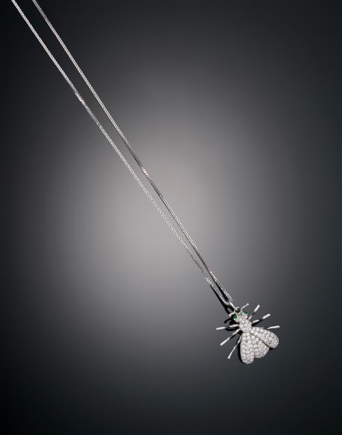CADENA Y COLGANTE EN FORMA DE MOSCA CON DIAMANTES Y ESMERAL