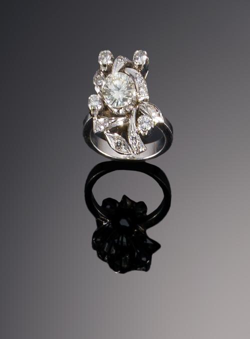 667   -  <p><span class="object_title">Preciosa sortija años XX con diseño de època</span></p>