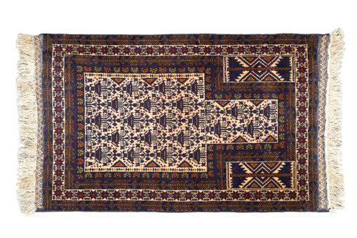 220   -  <p><span class="object_title">Alfombra oriental en lana anudada a mano, s. XX<br/>Campo central con forma de "T"  con decoración de motivos tribales, cenefa con estrellas. </span><br></p>