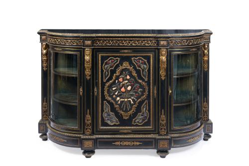 236   -  <p><span class="object_title">Credenza Napoleón III, Francia c. 1870<br/>En madera ebonizada, bronce dorado y aplicaciones de piedras duras.<br/>Frontis tripartito con puerta central flanqueada por dos puertas laterales acristaladas con baldas al interior.<br/>Decoración de hojas de acanto en el friso, "bouquet" con ave inscrito en medallón central y mascarones femeninos en los montantes. </span><br></p>