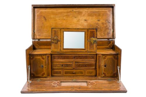 449   -  <p><span class="object_title">Escritorio portatil Cataluña S. XVIII<br/>En madera de nogal y limoncillo, puerta frontal abatible con cajones y dos puertas laterales. Herrajes en hierro originales. <br/></span><br></p>