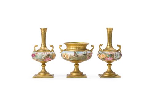 Guarnición  formada por pareja de jarrones y copa central d