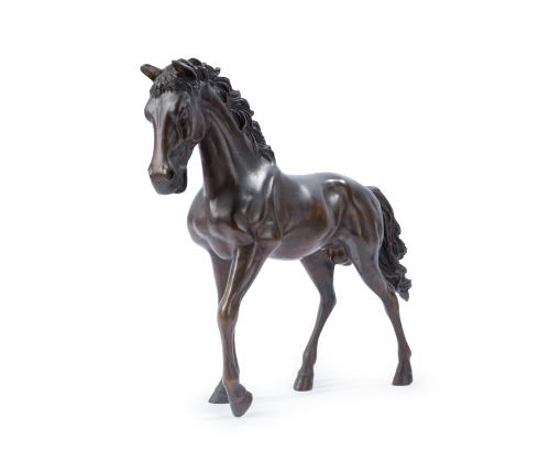 Escultura de caballo al paso en bronce pavonado 