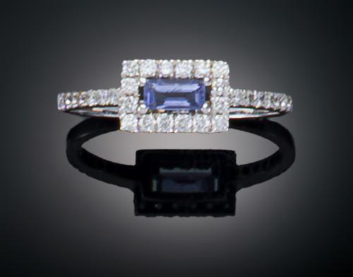 SORTIJA RECTANGULAR CON IOLITA Y DIAMANTES EN ORO BLANCO DE