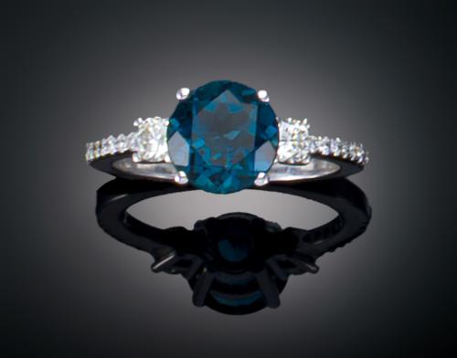 SORTIJA LONDON BLUE CON ZAFIRO Y DIAMANTES EN ORO BLANCO DE