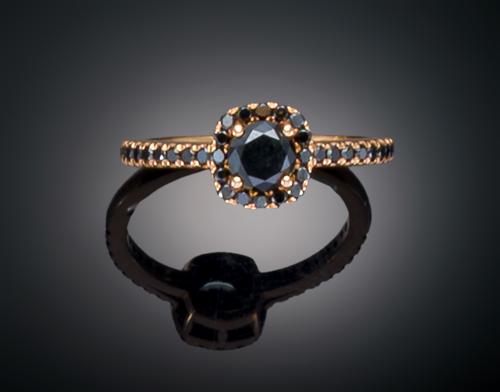 SORTIJA CON DIAMANTES NEGROS EN ORO AMARILLO DE 18 K