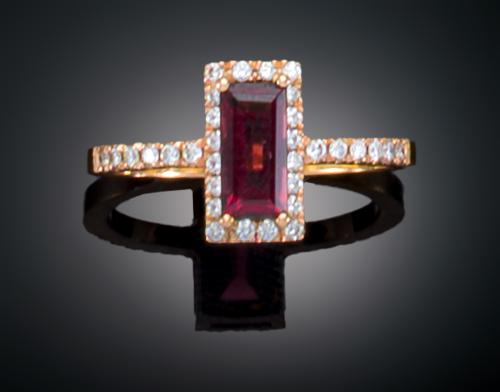 SORTIJA RECTANGULAR CON RODOLITA Y DIAMANTES EN ORO BLANCO 