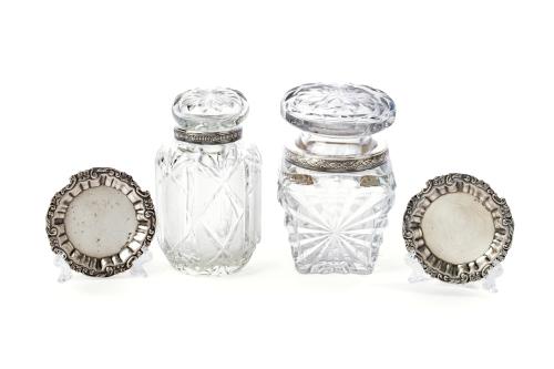 Lote formado por dos botes en cristal tallado con embocadur