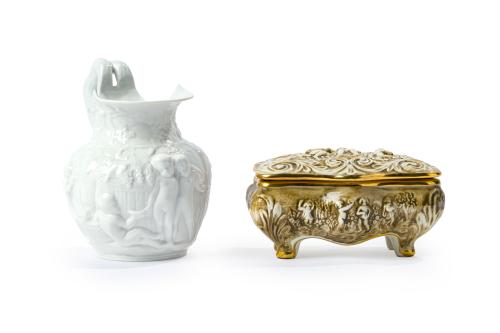 Lote en porcelana formado por jarra con relieves de la aleg