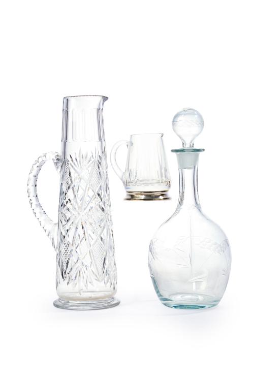 Lote en cristal formado por jarra con decoración tallada de