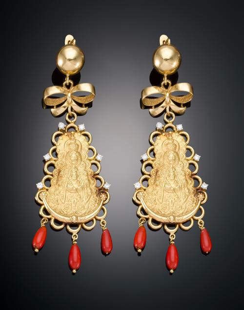 PENDIENTES MEDALLA DE LA VIRGEN DEL ROCIO  CON CORAL EN ORO