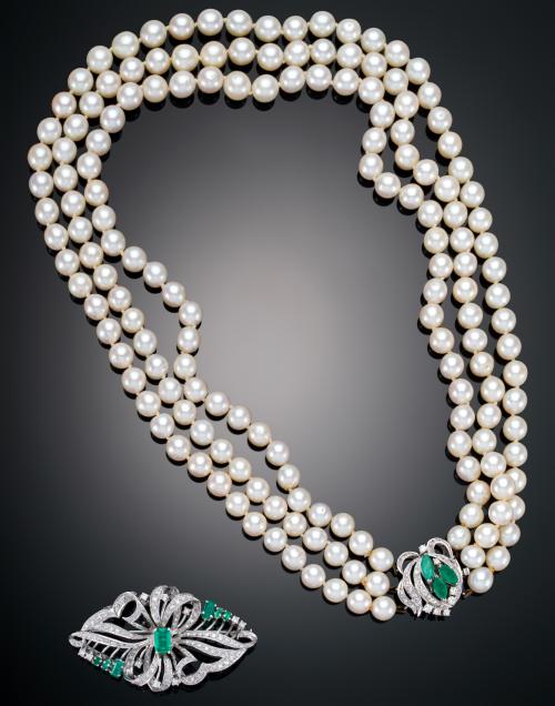 1055   -  <p><span class="object_title">CONJUNTO FORMADO POR DOS PIEZAS. BROCHE CON ESMERALDAS Y DIAMANTES EN ORO BLANCO DE 18 K,  JUNTO A COLLAR DE PERLAS CULTIVADAS CON BROCHE EN ESMERALDAS Y DIAMANTES EN ORO BLANCO DE 18 K </span></p>