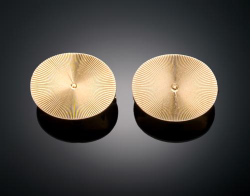 1079   -  <p><span class="object_title">GEMELOS ANTIGUOS TIFFANY & CO, DISEÑO OVALADOS CON TEXTURA EN ORO AMARILLO DE 14 K</span></p>
