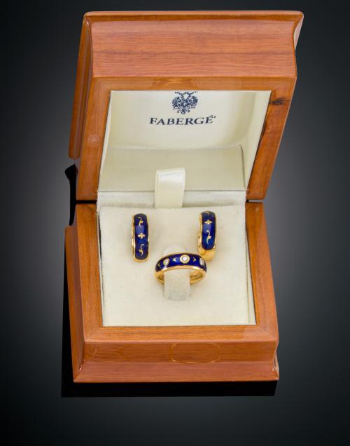 CONJUNTO FABERGÉ DE PENDIENTES Y SORTIJA CON ESMALTE AZUL Y