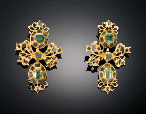945   -  <p><span class="object_title">PENDIENTES CATALANES CON ESMERALDAS EN ORO AMARILLO DE 18 K . S.XVIII - XIX</span></p>