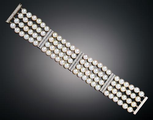1072   -  <p><span class="object_title">PULSERA CON CUATRO LINEAS DE PERLAS JAPONESAS CULTIVADAS Y DIAMANTES CON PASADORES EN PLATINO. CIRCA 1910</span></p>