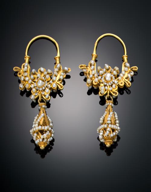 918   -  <p><span class="object_title">PENDIENTES ANTIGUOS CON PERLAS ALJÓFAR EN ORO AMARILLO DE 18 K. S.XVIII</span></p>