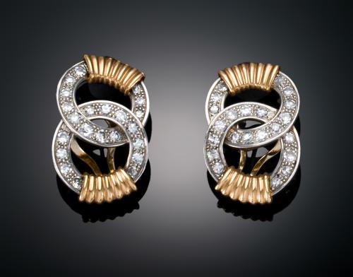 952   -  <p><span class="object_title">PENDIENTES GEOMÉTRICOS DE DOBLE CÍRCULO CON DIAMANTES EN ORO BLANCO DE 18 K, DETALLES EN ORO AMARILLO </span></p>