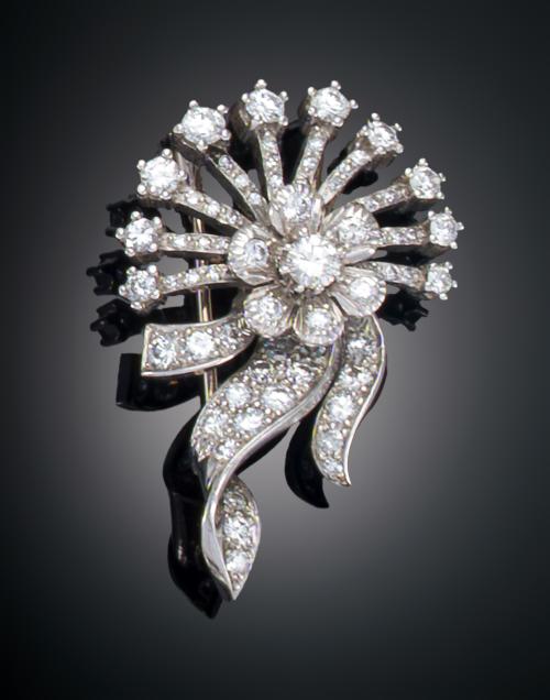 BROCHE ABANICO CON DISEÑO FLORAL Y DIAMANTES EN ORO BLANCO 