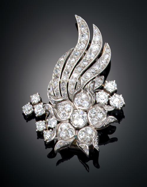 BROCHE ESTILO VEGETAL CON DIAMANTES EN ORO BLANCO DE 18 K 