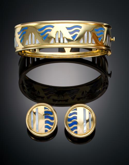 1022   -  <p><span class="object_title">JUEGO BAGUÉS MASRIERA FORMADO POR BRAZALETE Y PENDIENTES CON ESMALTE AZUL Y BLANCO EN ORO AMARILLO EN 18 K. CIRCA 2010</span></p>