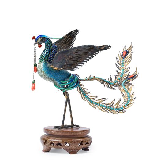 10   -  <p><span class="object_title">Pavo real en esmalte cloisonne y plata, con aplicaciones de coral, turquesas y lapislázuli.<br/>Sobre peana de madera. </span><br></p>
