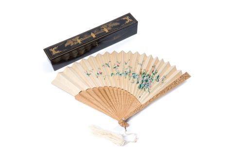 22   -  <p><span class="object_title">Abanico cantonés, China c. 1900.<br/>Varillaje en tamaño degradé y padrones en madera de sándalo tallado y calado con decoración vegetal, país en seda bordada con decoración de aves e insectos en el anverso y en el reverso motivos florales pintados. </span><br></p>