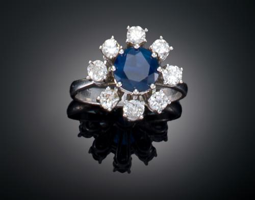 SORTIJA ROSETÓN CON ZAFIRO Y DIAMANTES EN ORO BLANCO 18 K 