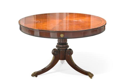 Elegante mesa redonda estilo inglés en madera de caoba sobr