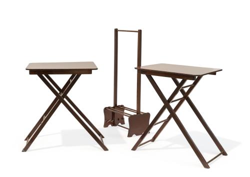 Juego de dos mesitas nido en estructura en madera. Plegable