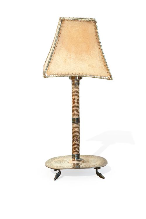 Lámpara de sobremesa con fuste en cuero trenzado, sobre bas